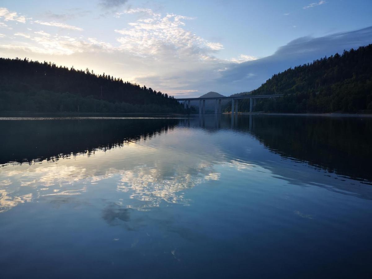 Fuzinarska Kuca Hotel Fuzine Bagian luar foto